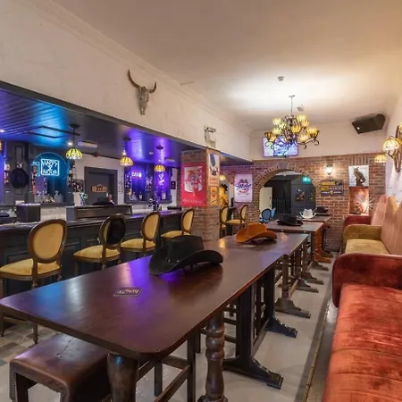 Patriot Bar Hottub-sleeps30