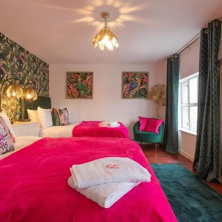 Patriot Bar Hottub-sleeps30